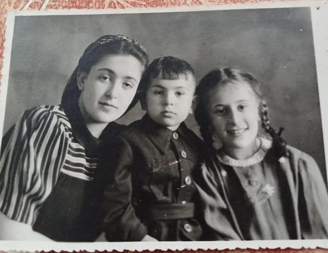 Слева направо: Зорина, Виктор и Стелла Бейлины. 1946.