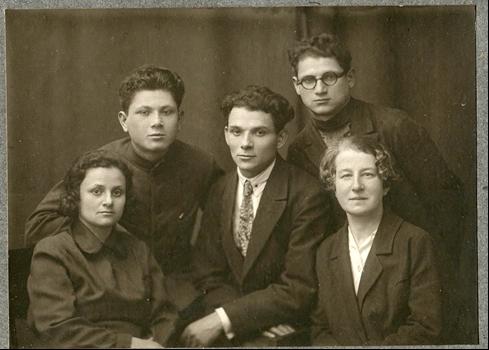 Семья Раик (слева направо): Анна, Борис, Савелий, Вениамин, Александра, 1935 г.