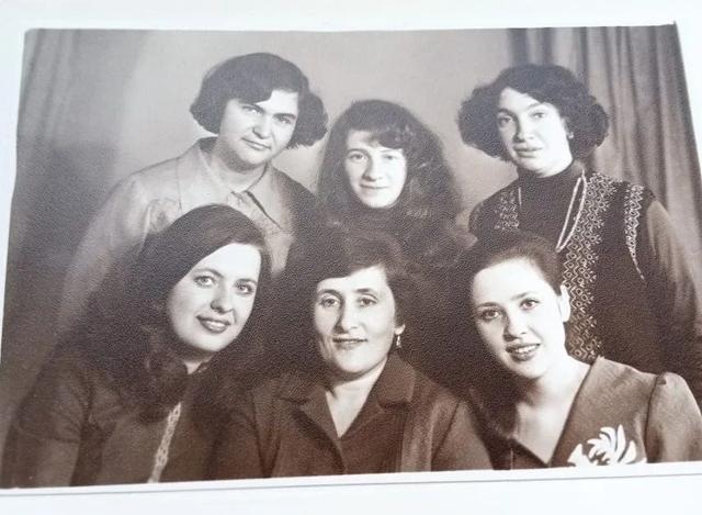 Стелла Бейлина с выпускницами Музыкального Училища им. Мусоргского (отд. Теоретико-Композиторского отдела по классу фортепиано). 1978.